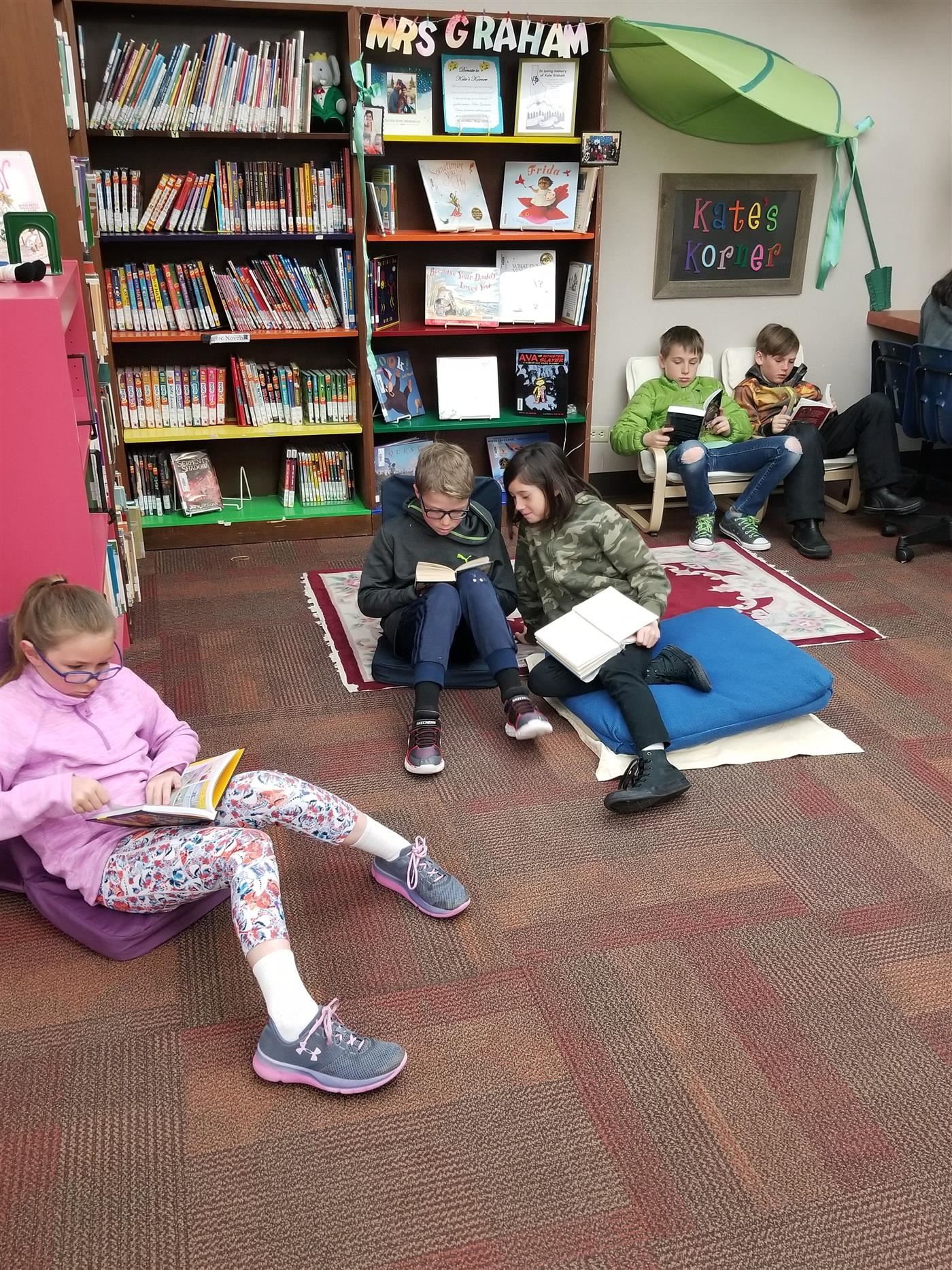 children reading in Bellevue Elementary library